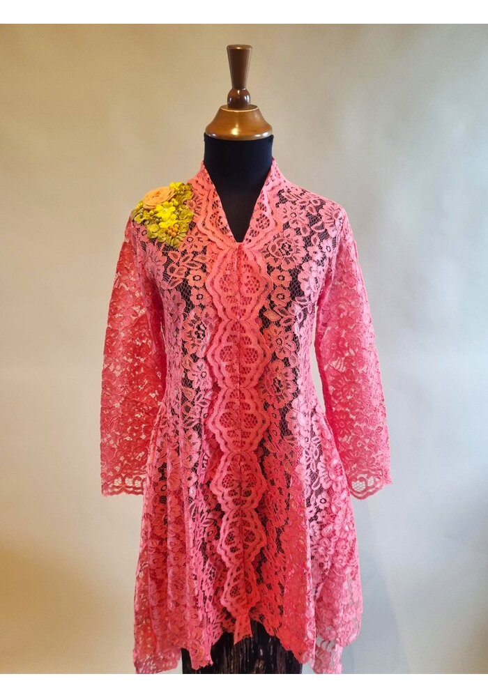 Kebaya modern zalm met bijpassende rok plissé