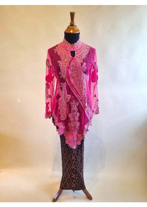 Kebaya trendy fuchsia met bijpassende rok plissé