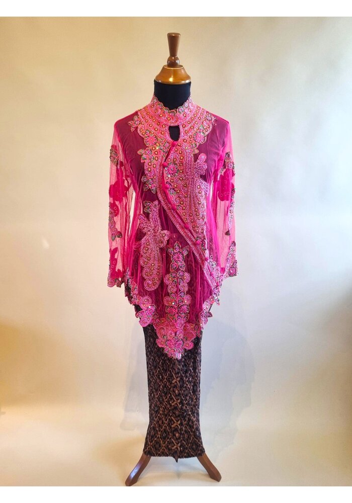 Kebaya trendy fuchsia met bijpassende rok plissé