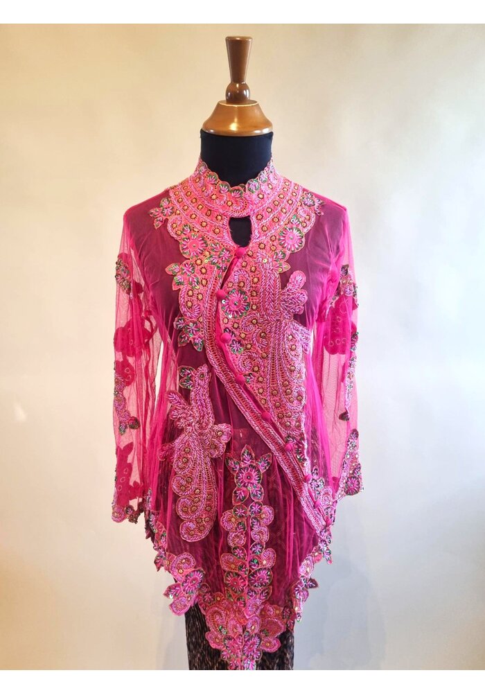 Kebaya trendy fuchsia met bijpassende rok plissé