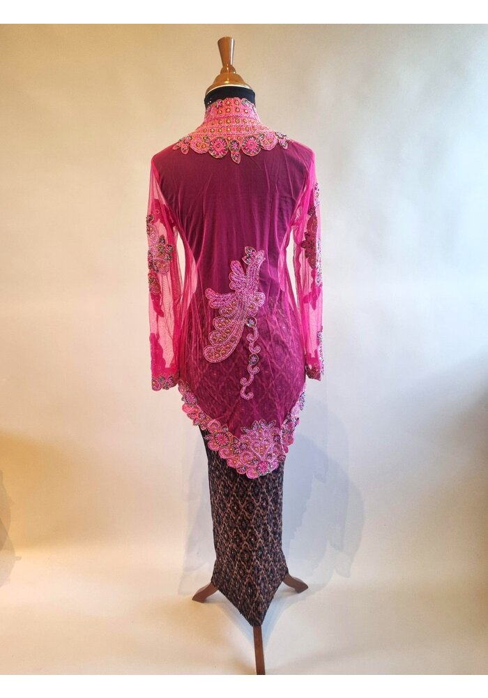 Kebaya trendy fuchsia met bijpassende rok plissé
