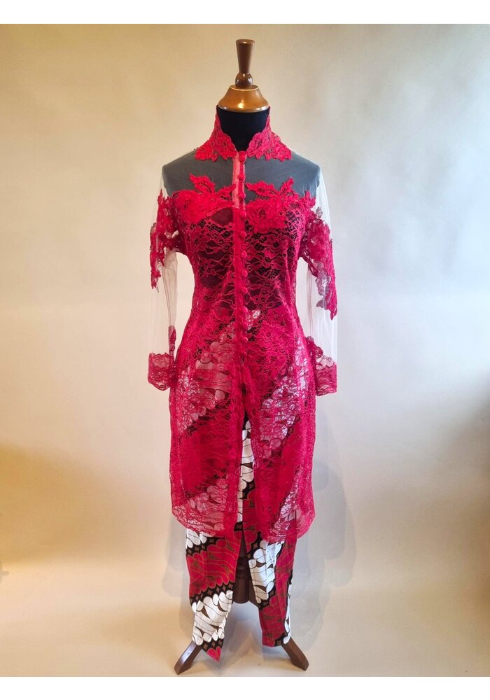 Kebaya elegant rood met bijpassende sarong