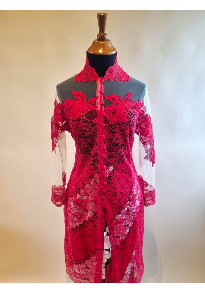 Kebaya elegant rood met bijpassende sarong
