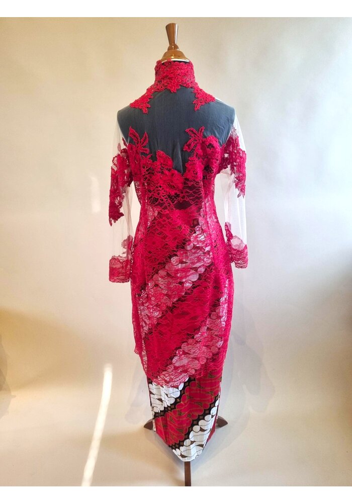 Kebaya elegant rood met bijpassende sarong