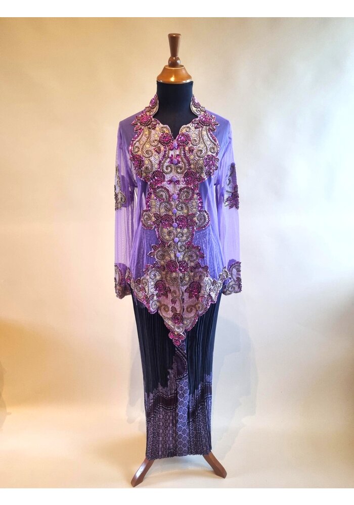 Kebaya glamour lavender met bijpassende rok plissé