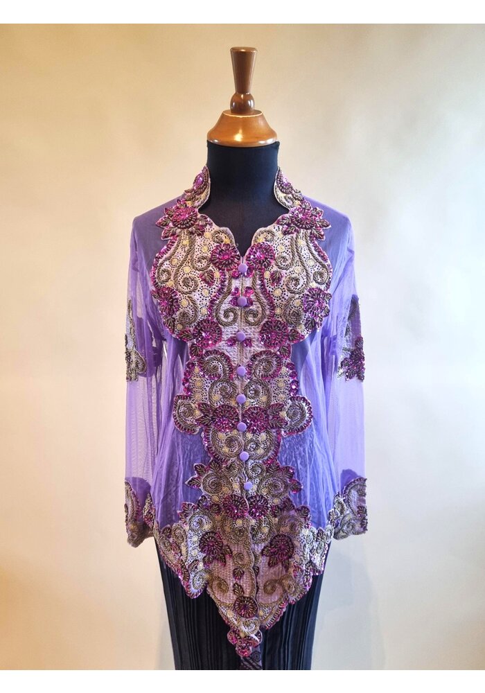 Kebaya glamour lavender met bijpassende rok plissé