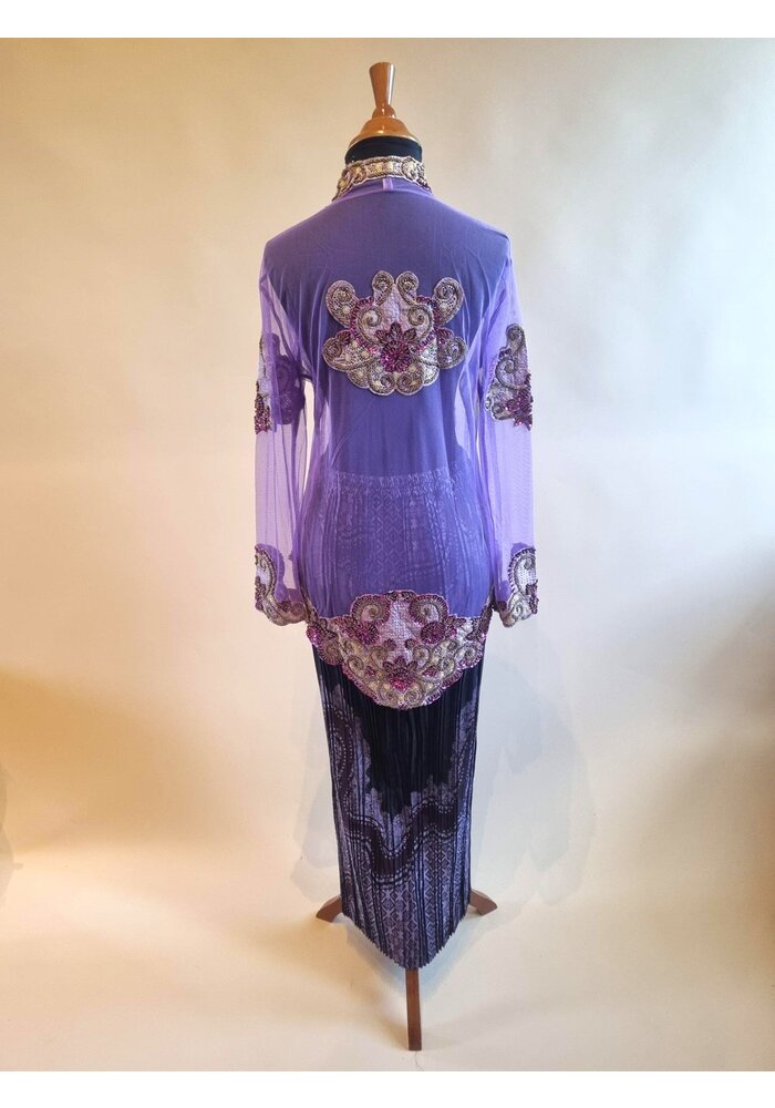 Kebaya glamour lavender met bijpassende rok plissé