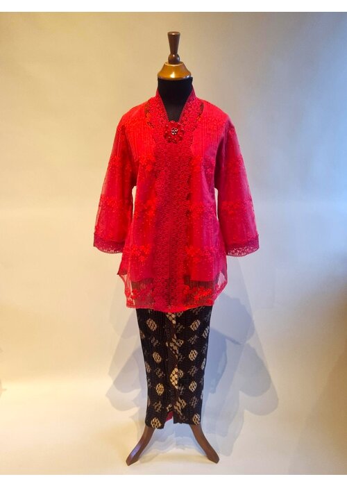 Kebaya modern rode peper met bijpassende rok plissé
