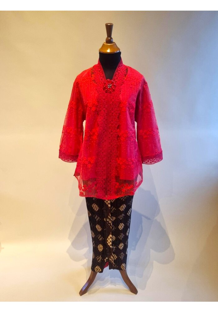 Kebaya modern rode peper met bijpassende rok plissé