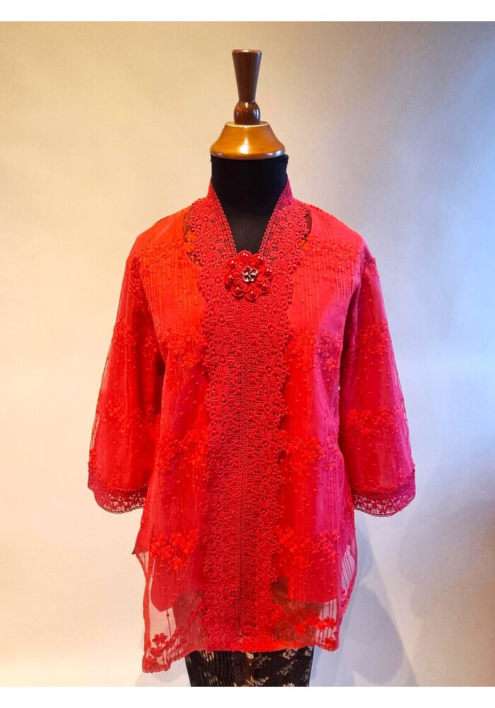 Kebaya modern rode peper met bijpassende rok plissé