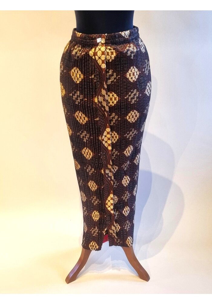 Kebaya modern rode peper met bijpassende rok plissé
