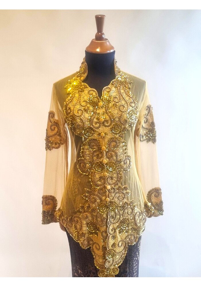 Kebaya glamour goud met bijpassende rok plissé