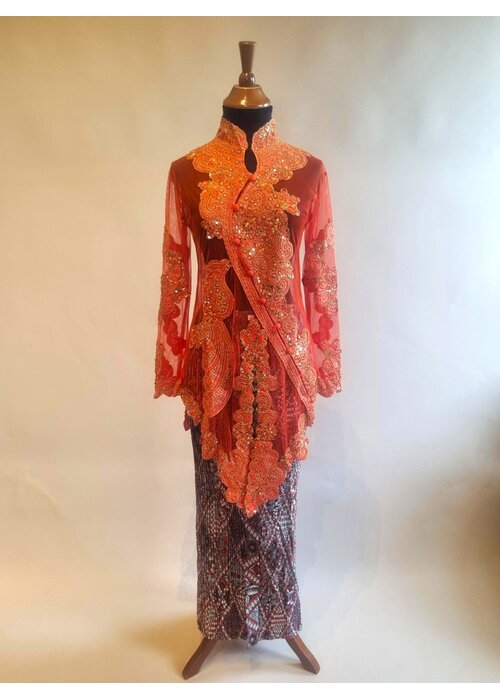 Kebaya trendy oranje met bijpassende rok plissé