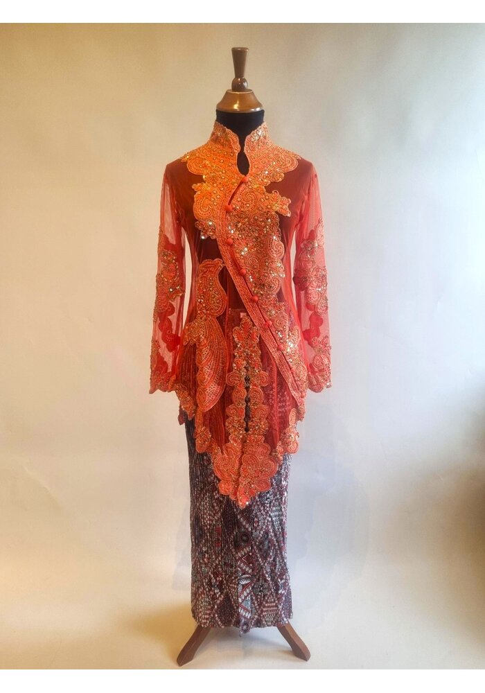 Kebaya trendy oranje met bijpassende rok plissé