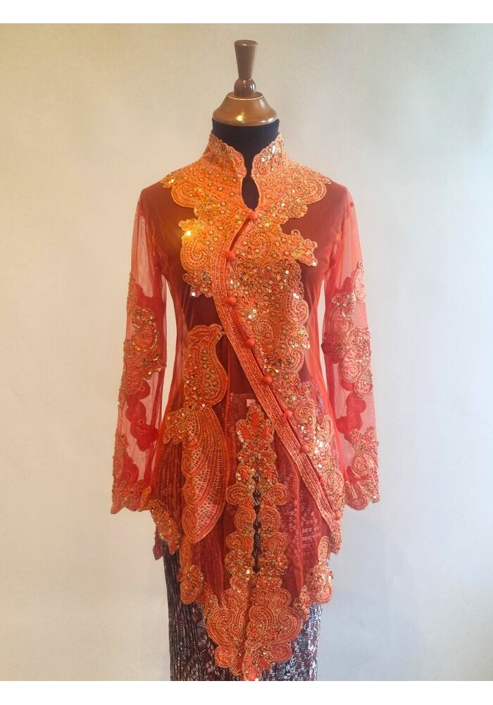 Kebaya trendy oranje met bijpassende rok plissé