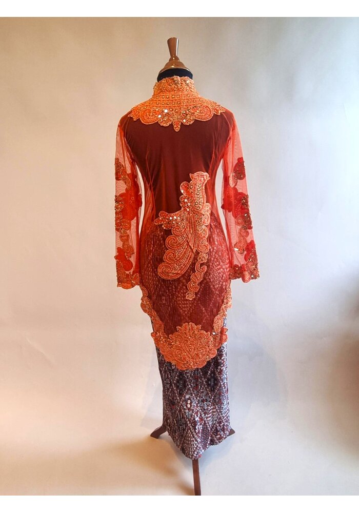 Kebaya trendy oranje met bijpassende rok plissé