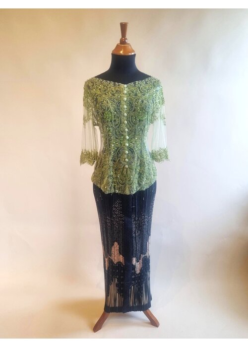 Kebaya glamour sage groen met bijpassende rok plissé
