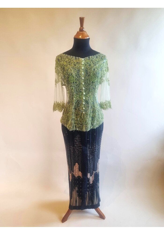 Kebaya glamour sage groen met bijpassende rok plissé