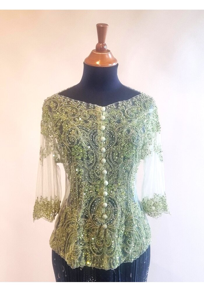 Kebaya glamour sage groen met bijpassende rok plissé
