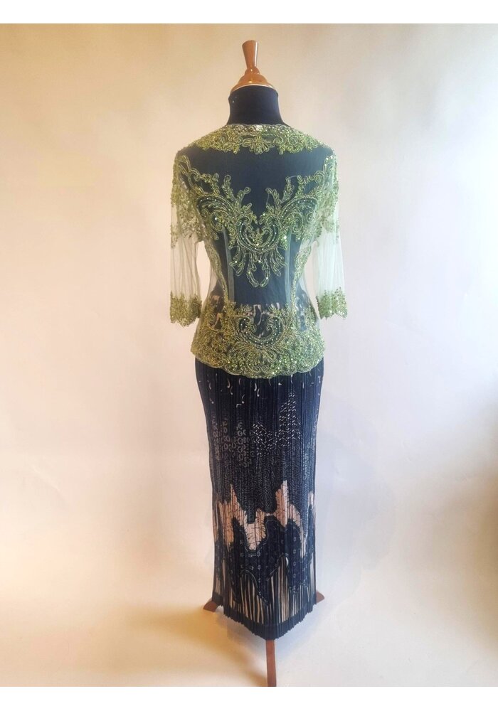Kebaya glamour sage groen met bijpassende rok plissé
