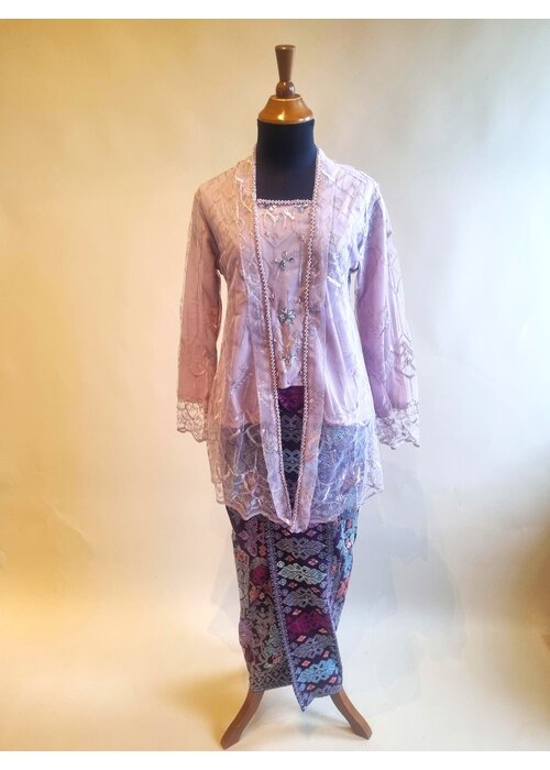 Kebaya kutubaru oudroze met bijpassende sarong