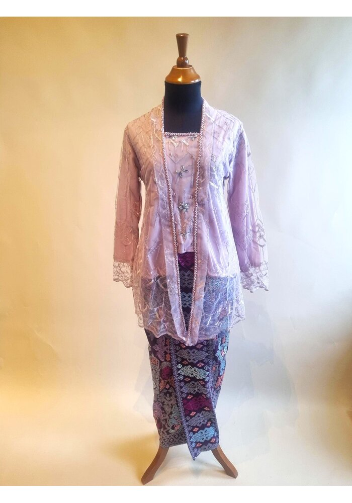 Kebaya kutubaru oudroze met bijpassende sarong