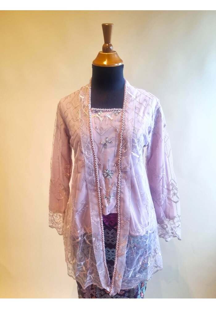 Kebaya kutubaru oudroze met bijpassende sarong