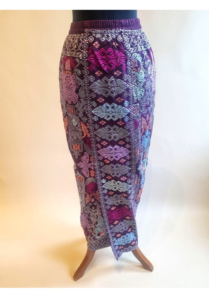 Kebaya kutubaru oudroze met bijpassende sarong