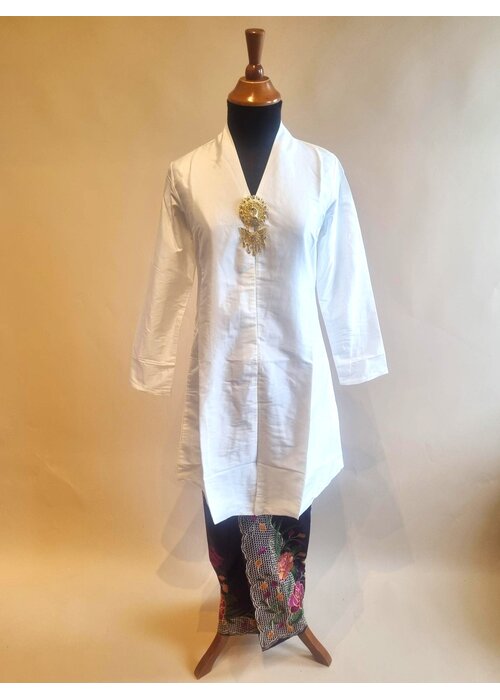 Kebaya elegant wit met bijpassende sarong