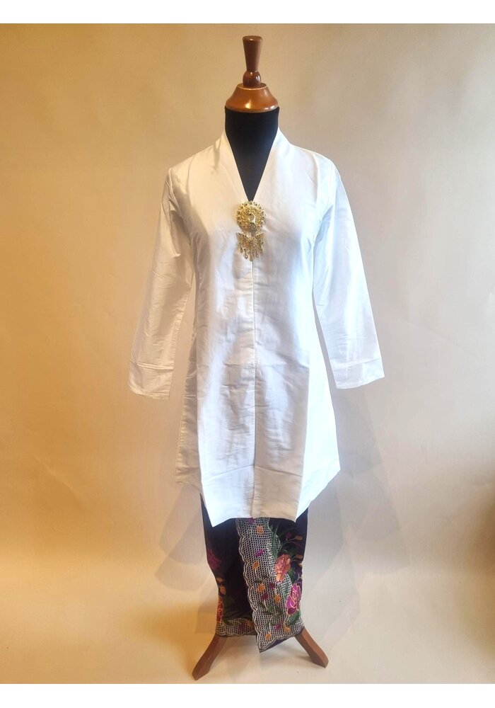 Kebaya elegant wit met bijpassende sarong