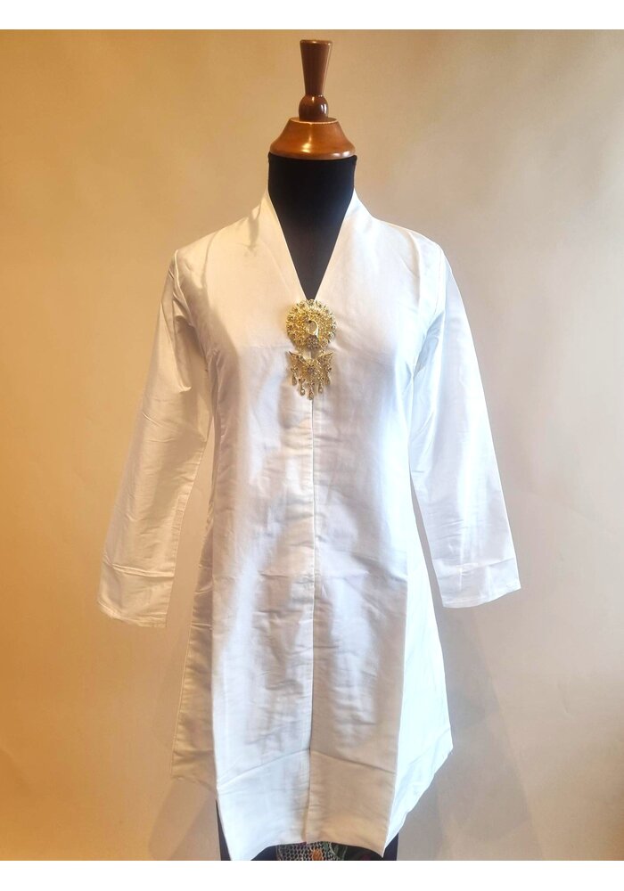 Kebaya elegant wit met bijpassende sarong