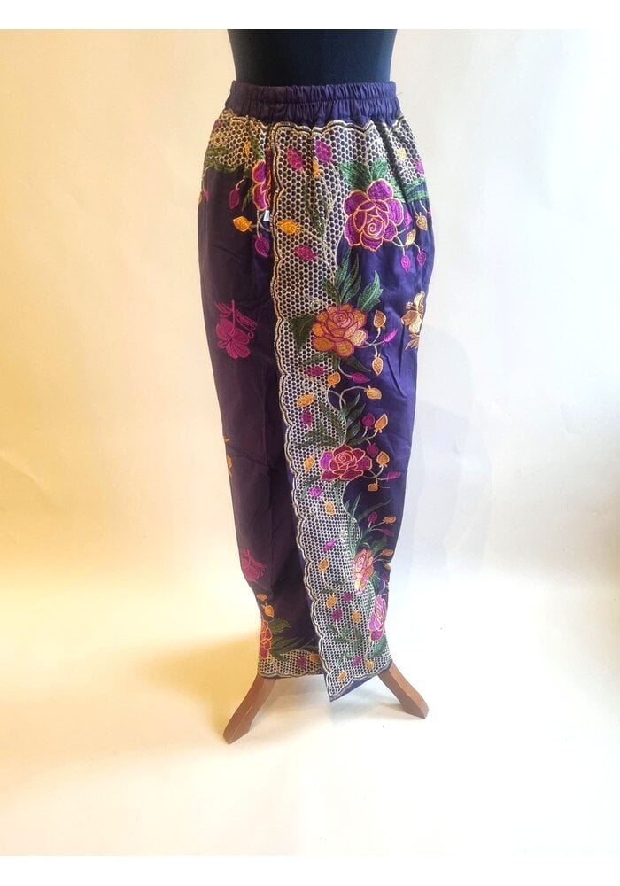 Kebaya elegant wit met bijpassende sarong