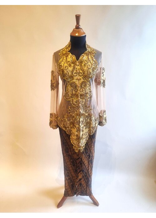 Kebaya glamour mocca met bijpassende rok plissé