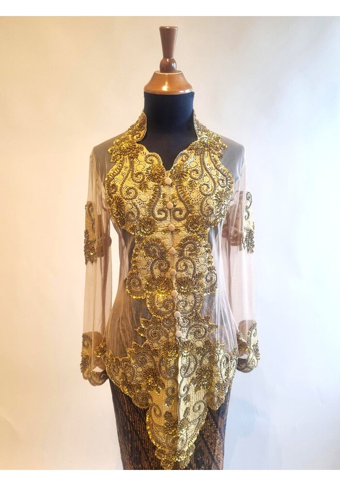Kebaya glamour mocca met bijpassende rok plissé