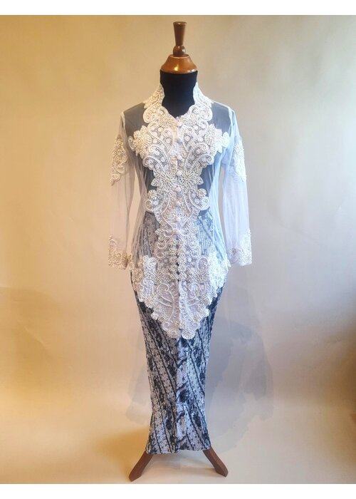 Kebaya glamour wit met bijpassende rok plissé