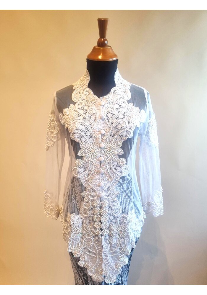 Kebaya glamour wit met bijpassende rok plissé