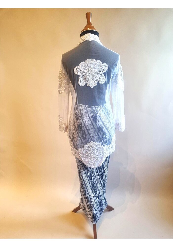 Kebaya glamour wit met bijpassende rok plissé