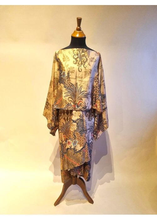 Set batik cape taupe met bijpassende rok