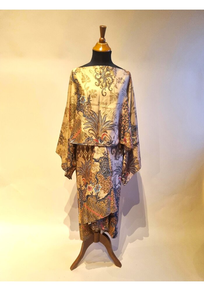 Set batik cape taupe met bijpassende rok