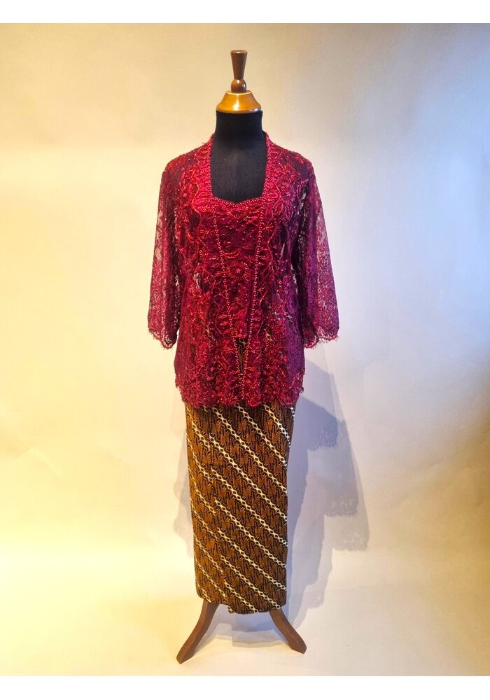 Kebaya elegant bordeaux met bijpassende sarong
