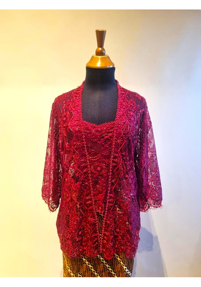 Kebaya elegant bordeaux met bijpassende sarong