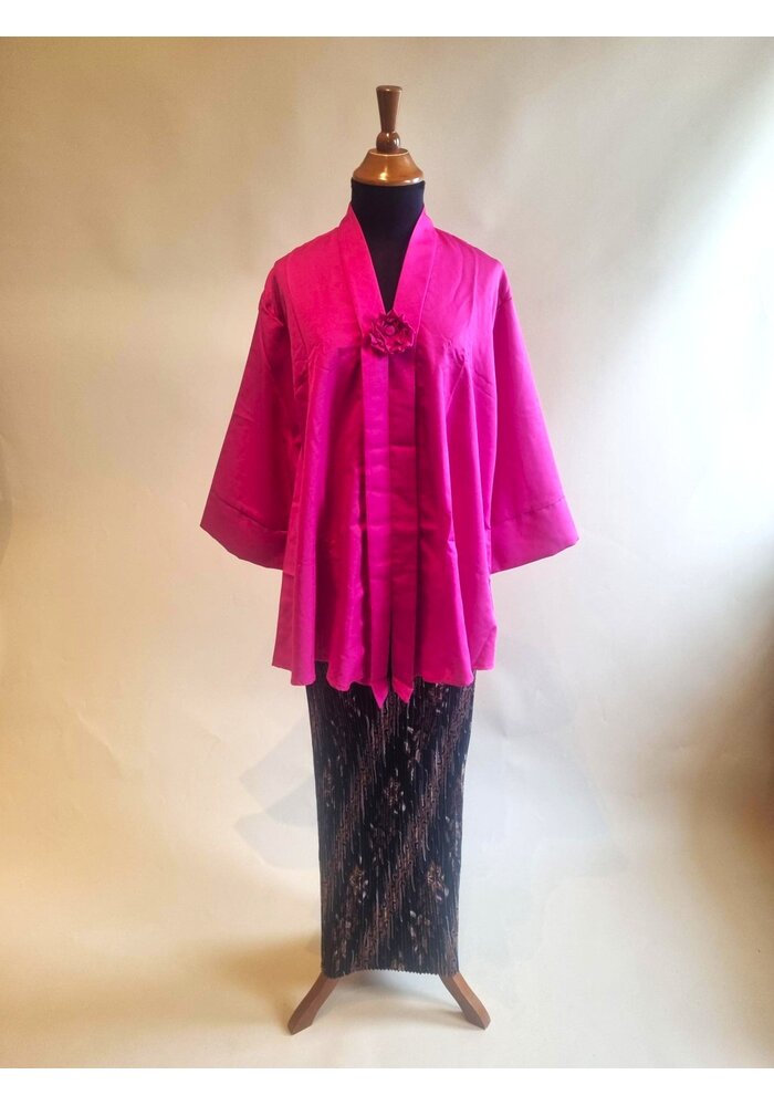 Kebaya fuchsia met bijpassende rok plissé