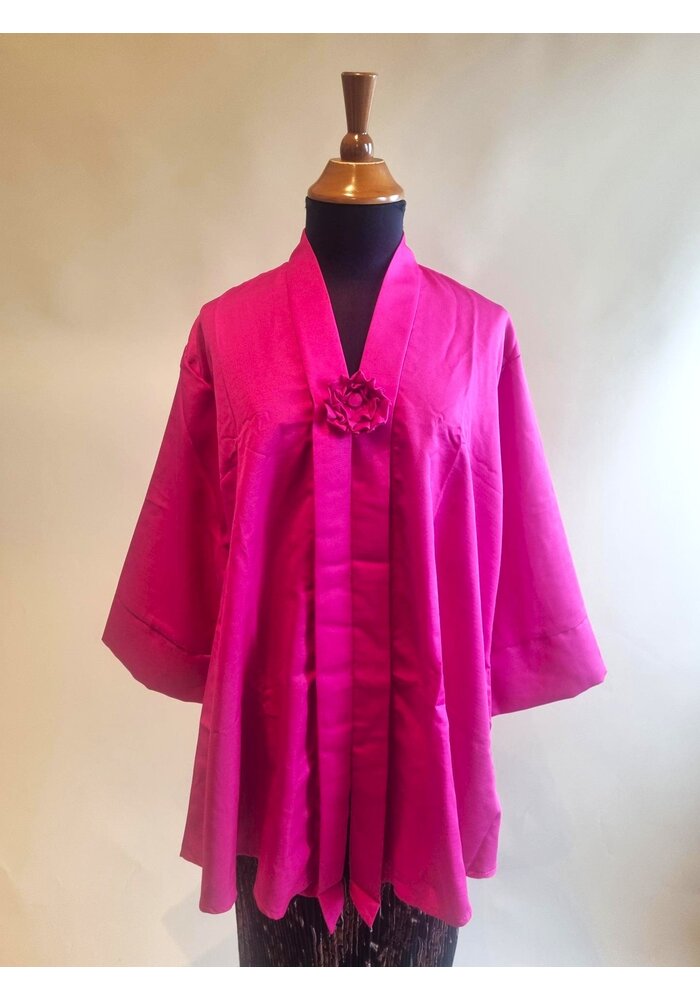 Kebaya fuchsia met bijpassende rok plissé