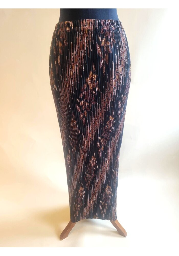 Kebaya fuchsia met bijpassende rok plissé