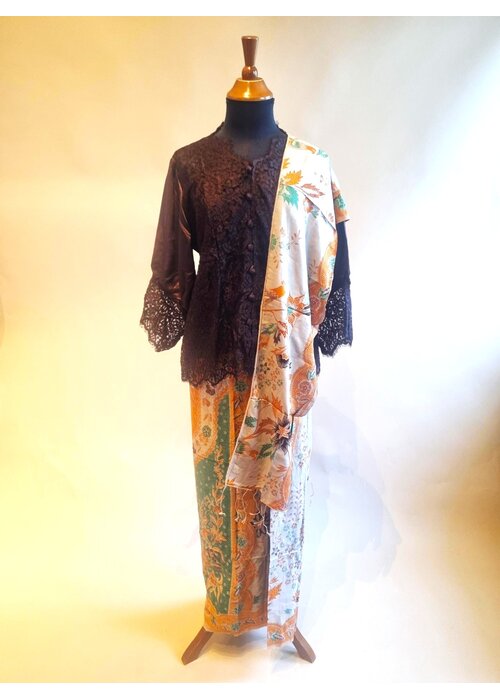 Kebaya choco bruin met bijpassende wikkel rok en selendang
