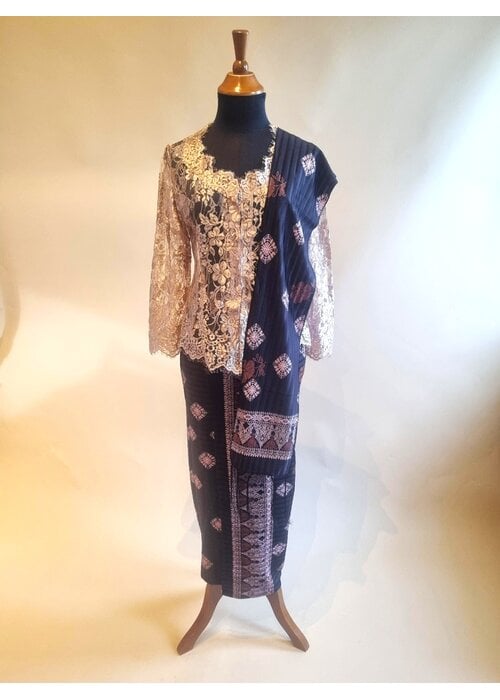 Kebaya beige met bijpassende sarong en selendang