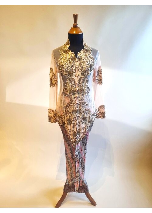 Kebaya glamour beige met bijpassende rok plissé