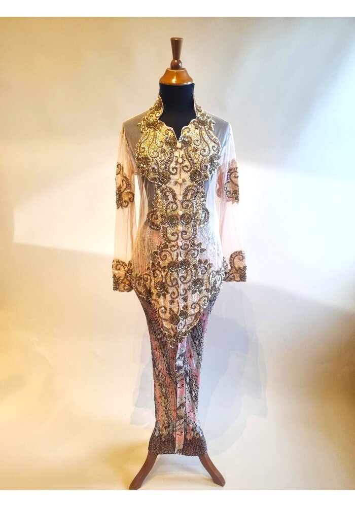 Kebaya glamour beige met bijpassende rok plissé