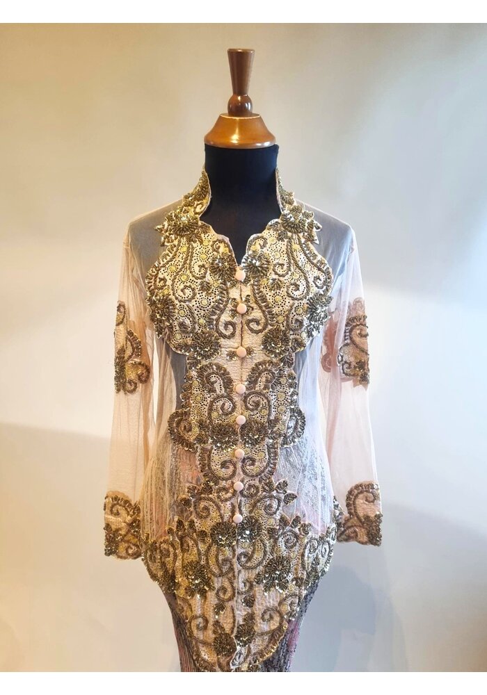 Kebaya glamour beige met bijpassende rok plissé