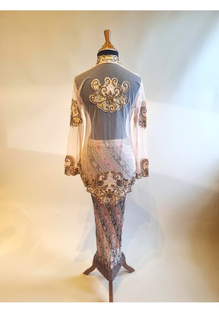 Kebaya glamour beige met bijpassende rok plissé